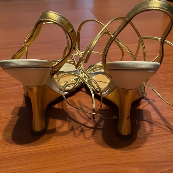 Charles David gold heel - Picture 2 of 4
